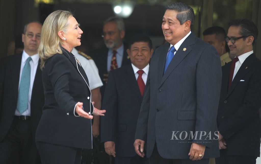 Presiden Susilo Bambang Yudhoyono mengantar Menteri Luar Negeri Amerika Serikat Hillary Clinton saat mengakhiri kunjungan di Kantor Kepresidenan, Jakarta, Selasa (4/9/2012). Pertemuan bilateral tersebut diantarnya membahas tentang kemitraan politik dan ekonomi kedua negara. Selain itu Hillary menyambut positif peran Indonesia dalam konfilk Laut China Selatan dan Suriah.