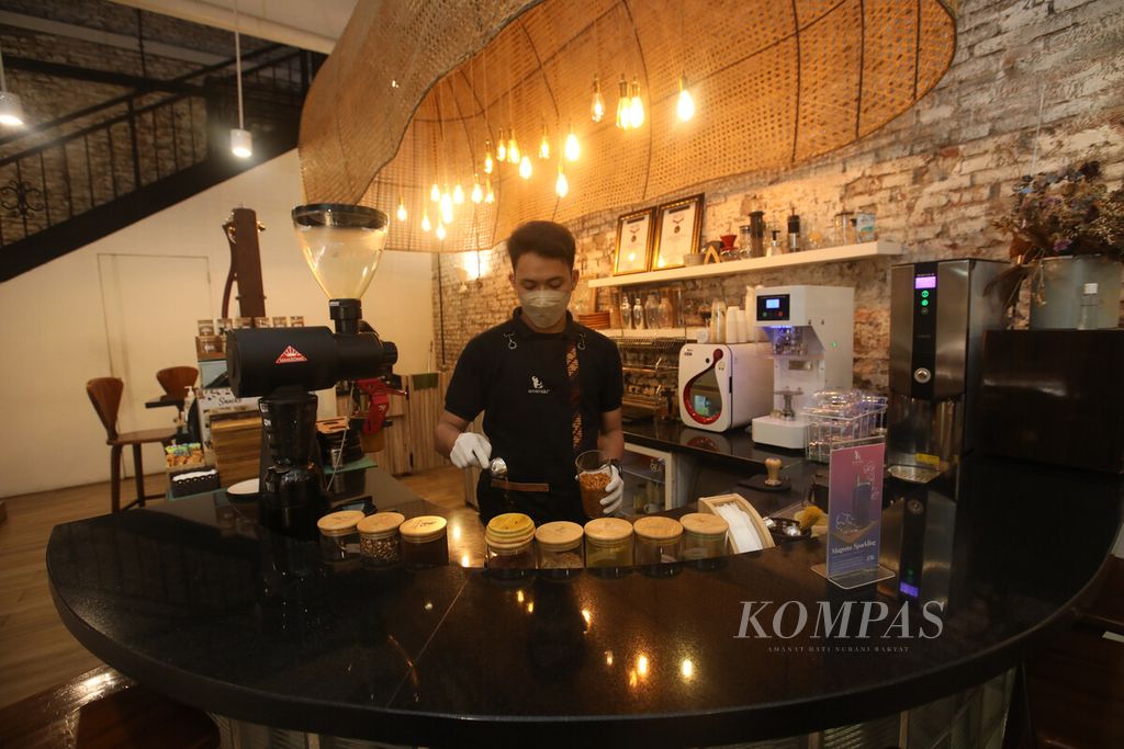 Barista kafe Jamu Acaraki di kawasan Kota Tua, Jakarta, meracik jamu, Kamis (19/5/2022). 