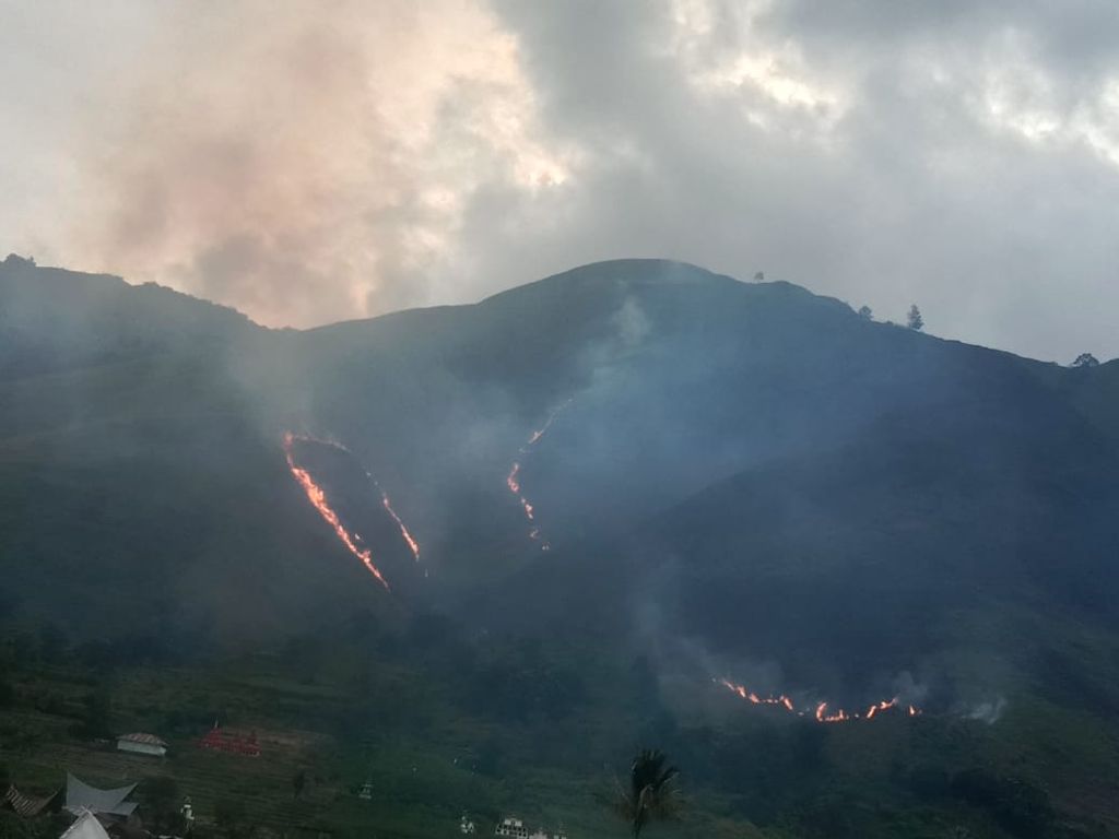 Perbukitan di kawasan Danau Toba terbakar di Kecamatan Sianjur Mula-Mula, Kabupaten Samosir, Sumatera Utara. Senin (2/10/2023). Api padam setelah dilakukan pemadaman dan padang ilalang di bukit itu habis. 