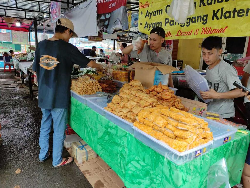 Pedagang kue menunggu pembeli di Bazaar Takjil Ramadhan Benhil, Jakarta, Senin (1/4/2024).