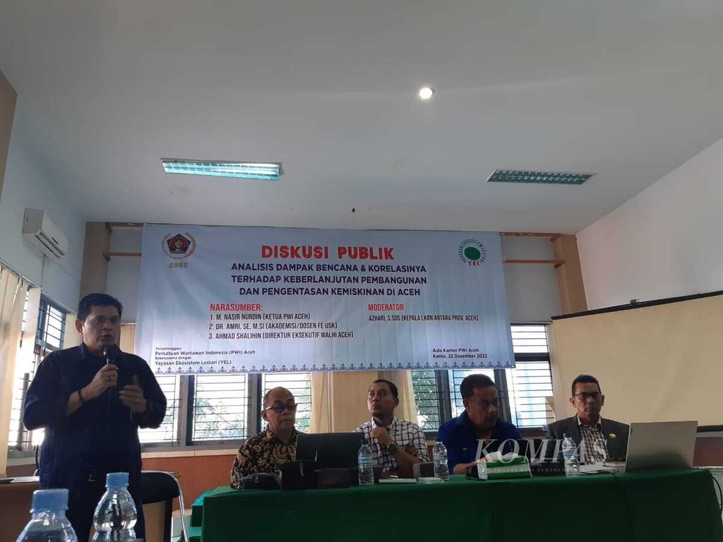 Suasana diskusi publik bertajuk “Dampak Bencana terhadap Keberlanjutan Pembangunan dan Kemiskinan di Aceh” yang digelar di Banda Aceh, Kamis (22/12/2022).