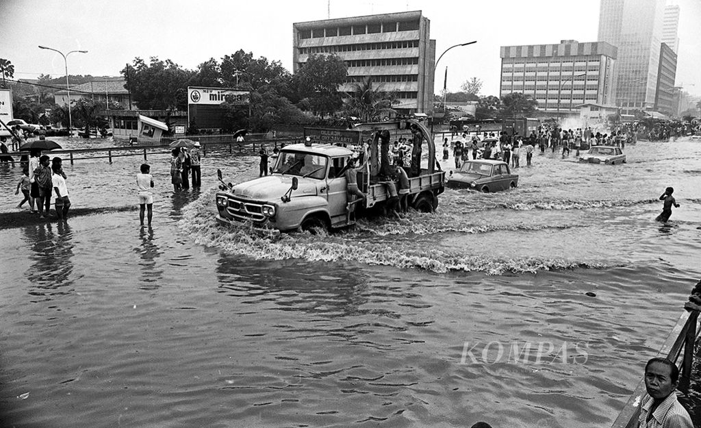 Banjir menggenangi jalan MH Thamrin, Rabu (19/1/1977). Kompas/Dudy Sudibyo