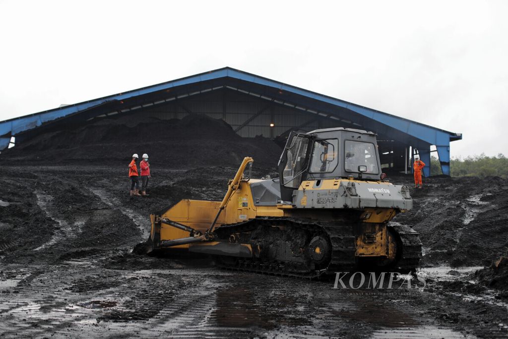 Alat berat mendorong batubara di Pembangkit Listrik Tenaga Uap (PLTU) Sintang, Kabupaten Sintang, Kalimantan Barat, Senin (11/10/2021). 