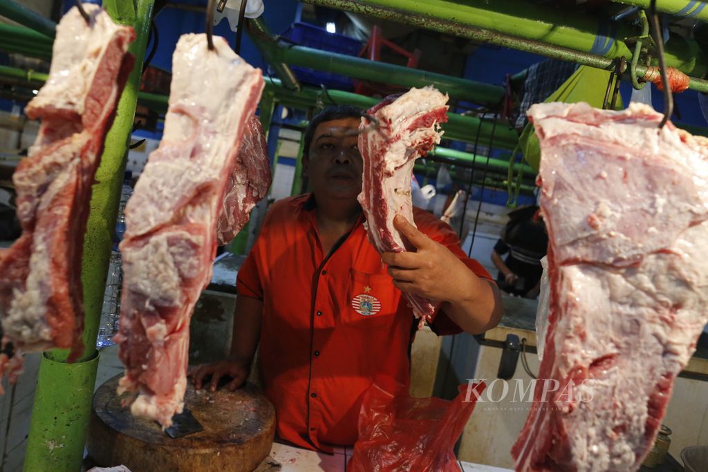 Pedagang daging sapi sedang melayani permintaan pembeli di Pasar Jatinegara, Jakarta Timur, 9 Oktober 2022. Untuk menstabilkan harga dan pasokan daging hingga awal 2023, pemerintah mengimpor daging kerbau beku 20.000 ton dari India dan 20.000 ton daging sapi beku dari Brasil. 