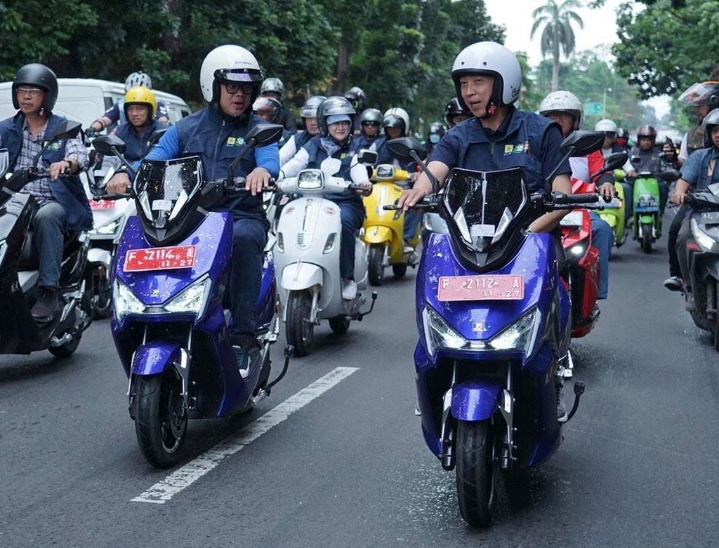 Wali Kota Bogor Bima Arya bersama wakilnya Dedie A Rachim saat mengendarai motor listrik. Saat ini Pemkot Bogor memiliki lima motor listrik dan dua mobil listrik.