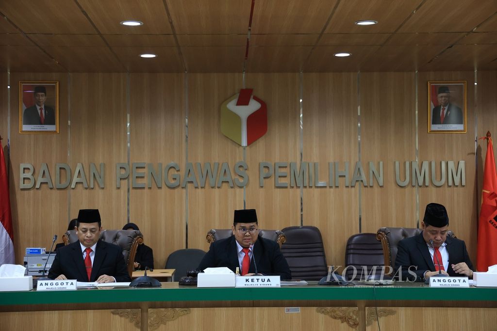 Chairperson of the Election Supervisory Body (Bawaslu) Rahmat Bagja (center) accompanied by Bawaslu members Puadi (left) and Herwyn Malonda leading the trial for ruling on political party disputes that did not pass the General Election Commission (KPU) verification to take part in the 2024 election at the Bawaslu Building, Jakarta, Friday ( 9/9/2022).