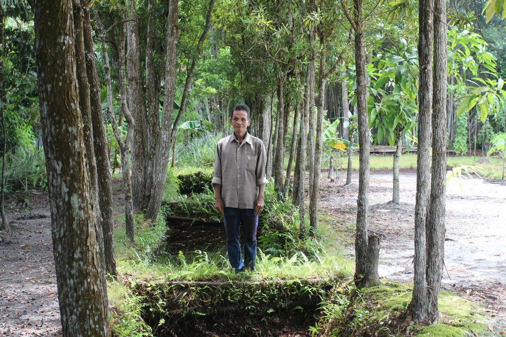 Wisdariman, penari asal Barito Selatan, Kalimantan Tengah, saat ditemui di kebunnya di Palangkaraya, Selasa (9/2/2021).