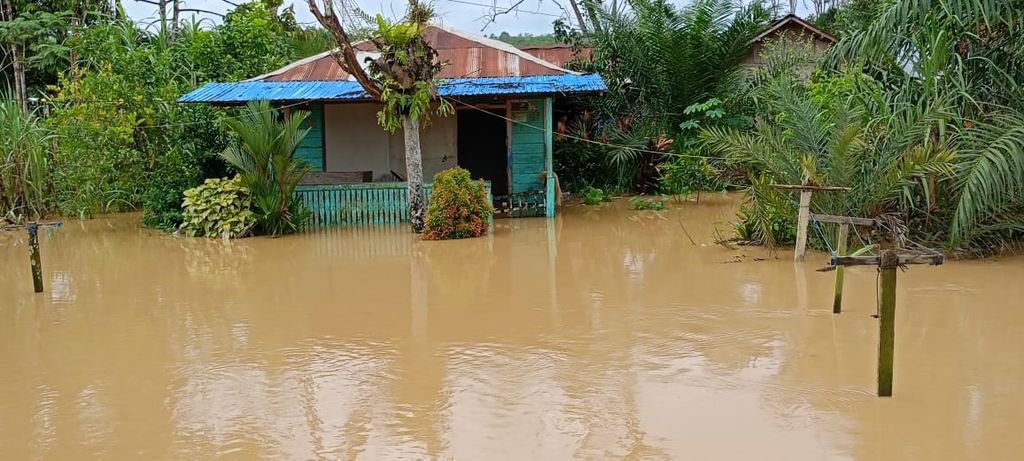 Banjir merendam puluhan permukiman warga di sekitar Intake Sepaku, Ibu Kota Nusantara, Kelurahan Sepaku, Kecamatan Sepaku, Penajam Paser Utara, Kalimantan Timur, Senin (24/6/2024).