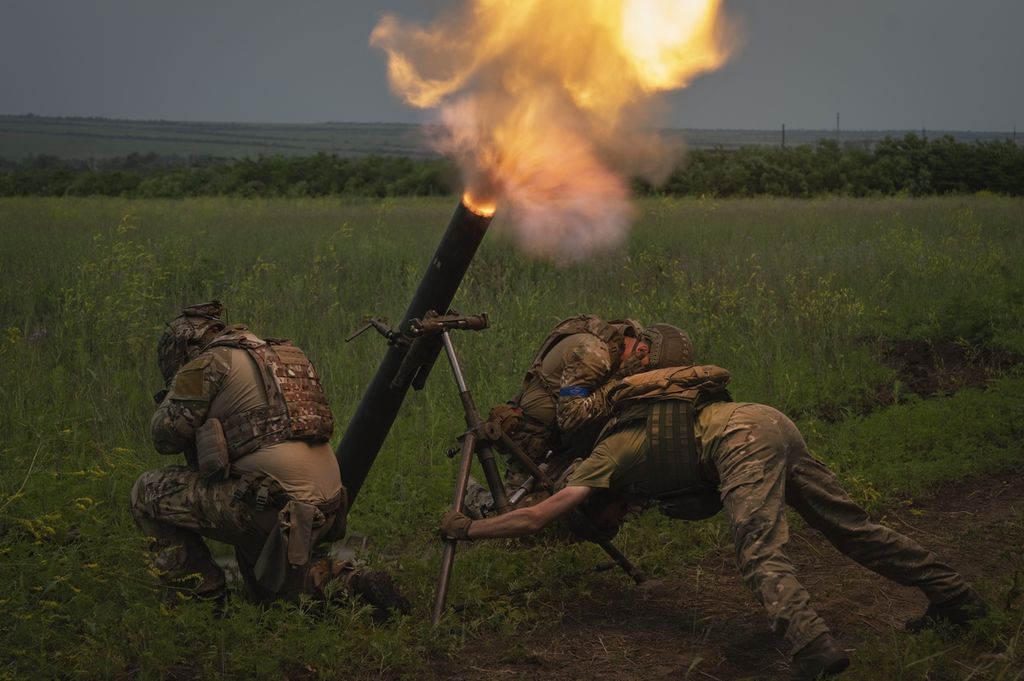  Prajurit Ukraina berlindung setelah menembakkan mortar yang diarahkan ke posisi militer Rusia di garis depan pertempuran di wilayah Zaporizhzhia, Ukraina, 24 Juni 2023. 