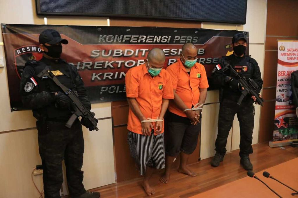 Dua pelaku sindikat pencurian minimarket ditangkap polisi dan dihadirkan di Markas Polda Metro Jaya, Senin (20/4/2020).