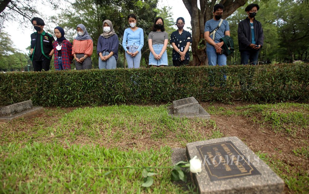 Sejumlah perempuan aktivis mengheningkan cipta di depan nisan tempat pemakaman massal korban tragedi Mei 1998 saat acara Napak Tilas 24 Tahun Perkosaan Mei 98 di TPU Pondok Ranggon, Jakarta, Selasa (24/5/2022). 