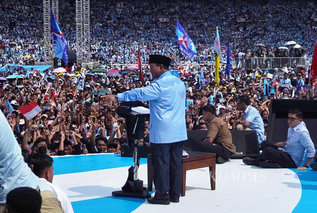 Calon presiden Prabowo Subianto berpidato di tengah massa kampanye saat acara kampanye Pesta Rakyat Prabowo-Gibran di Stadion Gelora Bung Karno, Jakarta, Sabtu (10/2/2024).  