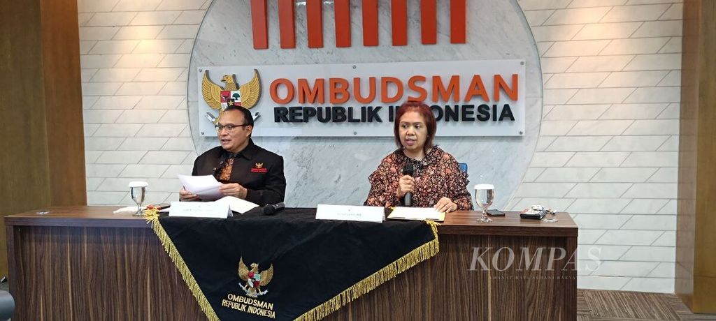 Anggota Ombudsman RI, Robert Na Endi Jaweng (kiri), memberikan konferensi pers terkait usulan nama-nama calon penjabat kepala daerah yang berasal dari unsur perwira TNI dan Polri aktif di Jakarta, Rabu (9/8/2023).