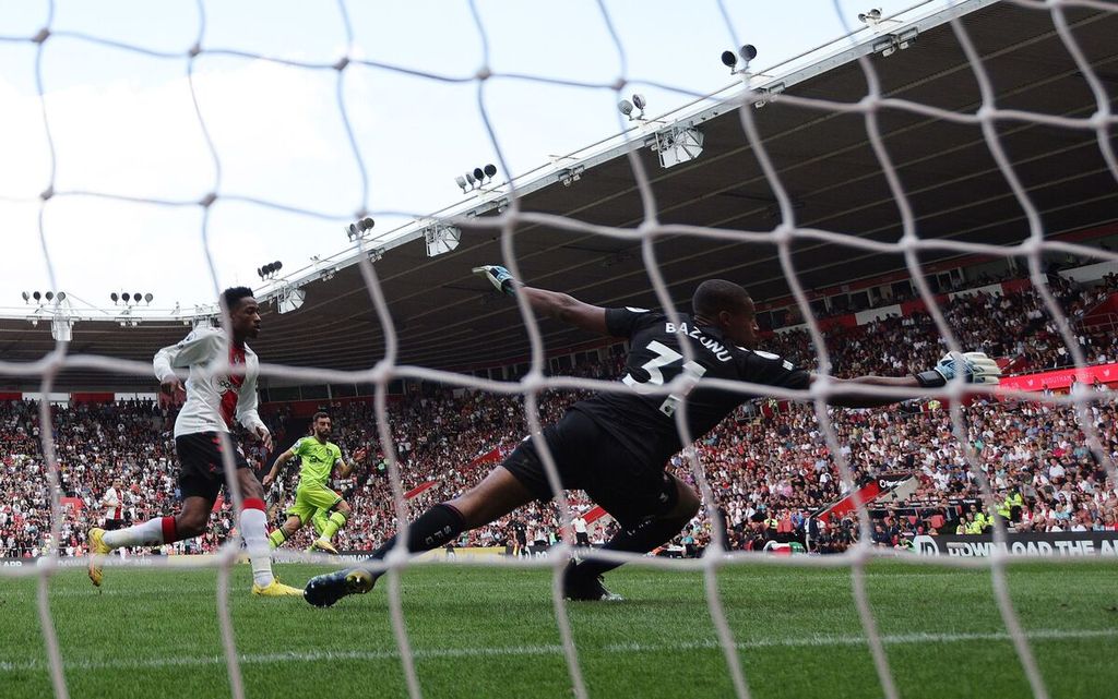 Gelandang Manchester United, Bruno Fernandes (tengah), mencetak gol satu-satunya dalam pertandingan Liga Inggris antara Southampton dan MU di Stadion St Mary, Southampton, Sabtu (27/8/2022). 