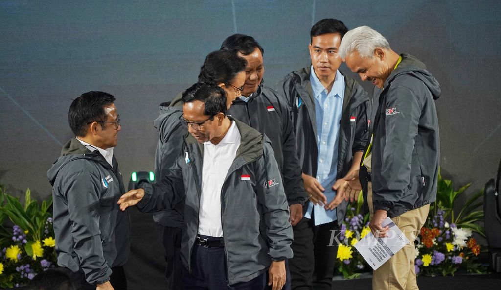 Tiga paslon presiden dan wakil presiden, yaitu Anies Baswedan-Muhaimin Iskandar, Prabowo Subianto-Gibran Rakabuming Raka, dan Ganjar Pranowo-Mahfud MD, berkumpul dan berbincang sejenak dalam acara Penguatan Antikorupsi untuk Penyelenggara Negara Berintegritas (Paku Integritas) di Gedung Juang Komisi Pemberantasan Korupsi, Jakarta, Rabu (17/1/2024).