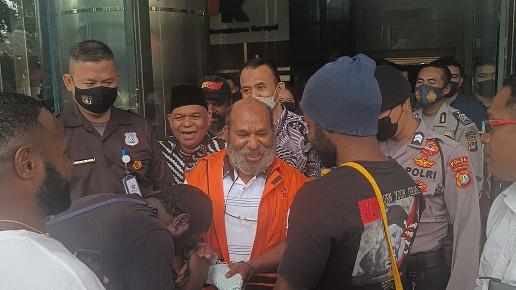 Gubernur nonaktif Papua sekaligus tersangka dugaan tindak pidana pencucian uang Lukas Enembe (tengah) seusai pemeriksaan di Gedung Merah Putih KPK, Jakarta, Rabu (12/4/2023).