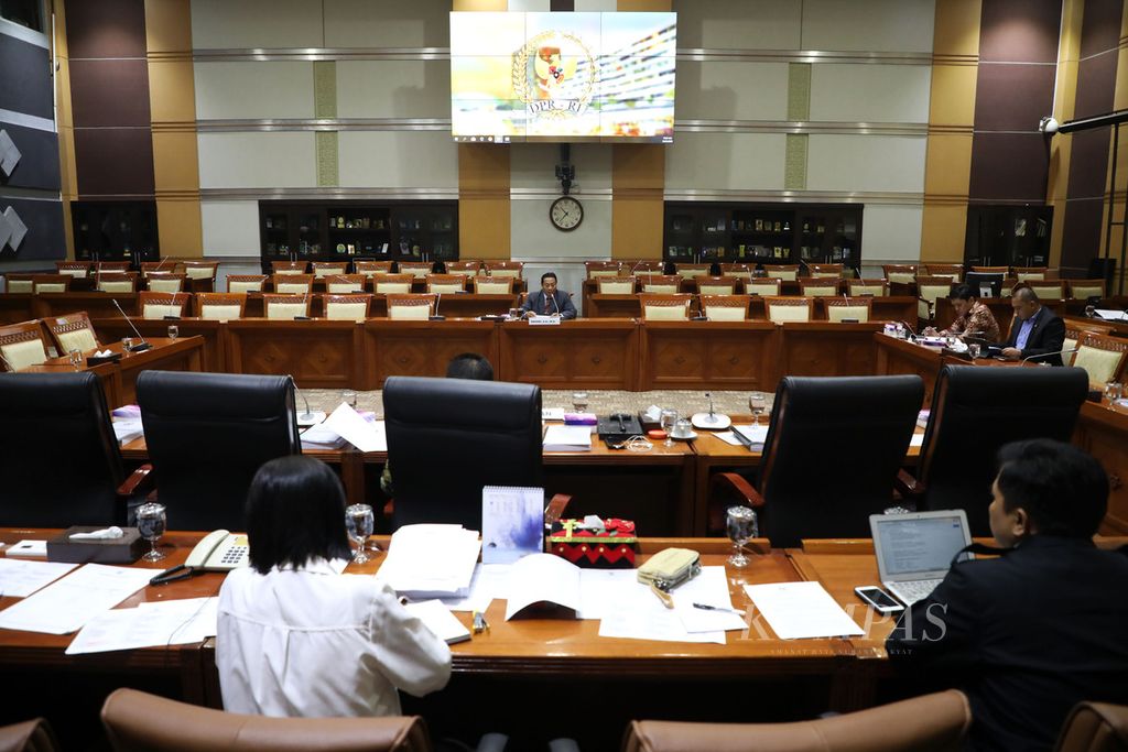 Hakim <i>ad hoc</i> tipikor tingkat banding pada Pengadilan Tinggi Sulawesi Tengah, Ansori, menyampaikan paparan saat uji kelayakan dan kepatutan calon hakim agung dan hakim <i>ad hoc</i> pada Mahkamah Agung di Kompleks Gedung Parlemen, Senayan, Jakarta, Selasa (21/1/2020). 