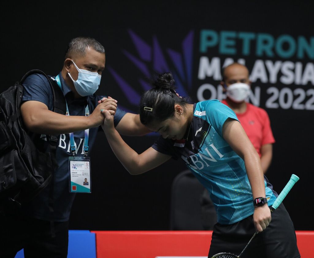 Tunggal putri Indonesia, Gregoria Mariska Tunjung (kanan), merayakan kemenangannya atas Akane Yamaguchi (Jepang) pada babak pertama turnamen BWF Super 750, Malaysia Terbuka, Selasa ( 28/6/2022) di Arena Axiata, Kuala Lumpur. Gregoria menang, 21-14, 21-14.