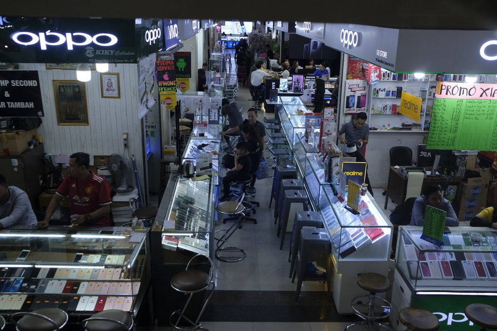 Deretan toko ponsel di lantai satu Mal ITC Roxy Mas, Jakarta Pusat, Selasa (18/2/2020). Sebagian dari toko tersebut menjual ponsel ilegal yang berupa barang selundupan atau replika.