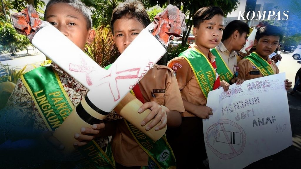 Anak-anak Indonesia terancam kesehatannya akibat paparan asap rokok. Tak hanya faktor kesehatan, sisi psikologis mereka juga berisiko terganggu. Asap rokok semakin mengepung dan menjerat anak-anak.