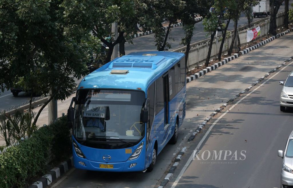 Bus Transjabodetabek koridor Bekasi (Harapan Indah)-Jakarta (Pasar Baru) melintas di jalan Letjen. R Suprapto, Jakarta Pusat, Selasa (25/8). 
