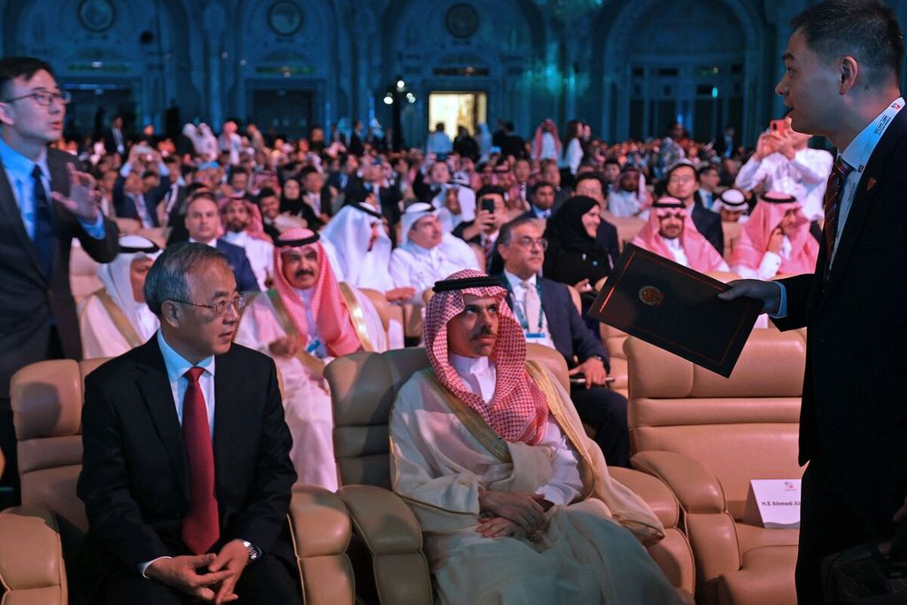 Menteri Luar Negeri Arab Saudi Faisal bin Farhan al-Saud (tengah, kanan) dan Wakil Pemimpin Konferensi Konsultasi Politik Rakyat China (CPPCC) Hu Chunhua menghadiri Konferensi Ke-10 Bisnis Arab-China di Riyadh, Arab Saudi, 11 Juni 2023. 