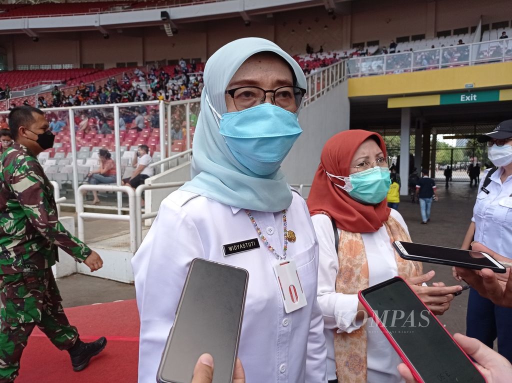 Kepala Dinas Kesehatan DKI Jakarta Widyastuti seusai meninjau vaksinasi Covid-19 di Stadion Utama Gelora Bung Karno, Senayan, Jakarta, Sabtu (26/6/2021).