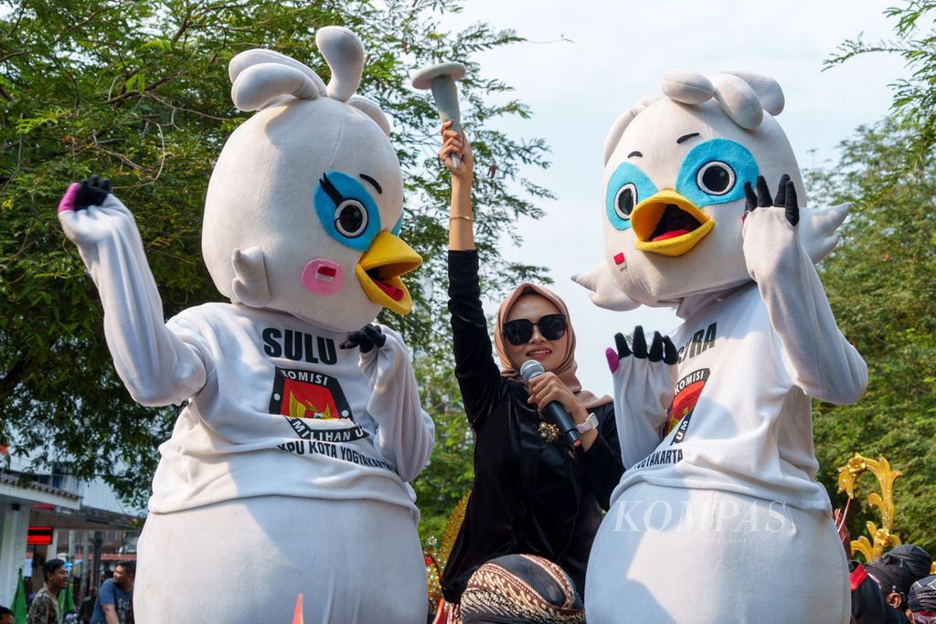 Sura dan Sulu rupa sepasang burung Jalak Bali menjadi maskot Pemilu 2024 ikut dalam barisan prosesi Kirab Pemilu Tahun 2024 dan Deklarasi Pemilu Damai. Kirab ini digagas KPU Kota Yogyakarta dan berlangsung di sepanjang Jalan Malioboro, Yogyakarta, Rabu (18/10/2023).