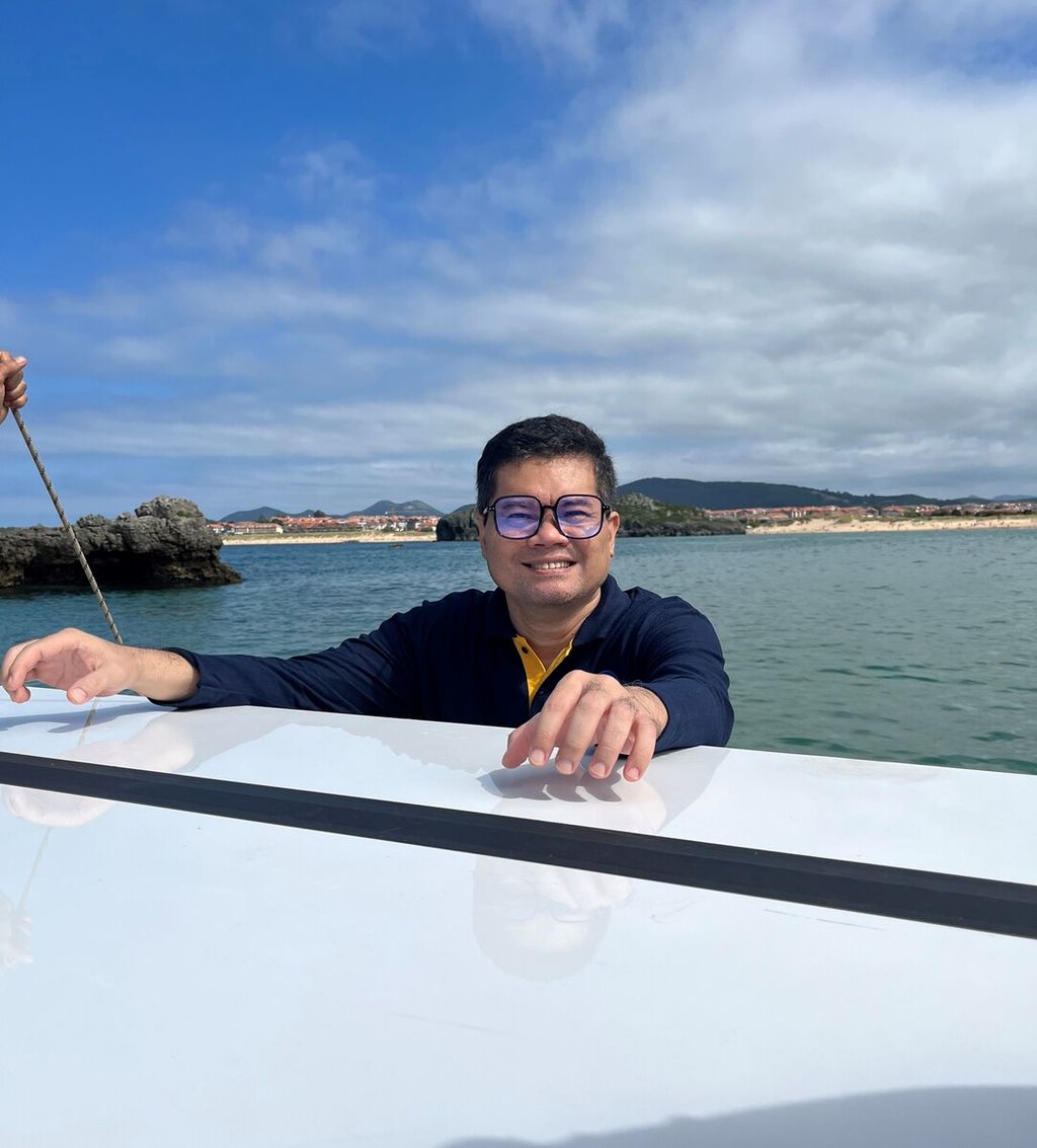 Pianis Ananda Sukarlan pada konser di atas perahu di Teluk Cantabria, kota Playa el Sable, Cantabria, Spanyol, 2-3 Juli 2022.