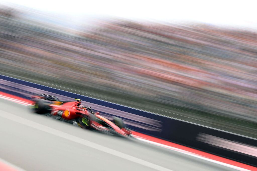 Mobil yang dikemudikan pebalap Ferrari, Carlos Sainz Jr, melewati tribune penonton saat sesi kualifikasi balapan Formula 1 di Sirkuit Barcelona-Catalunya, Spanyol, Sabtu (3/6/2023). 