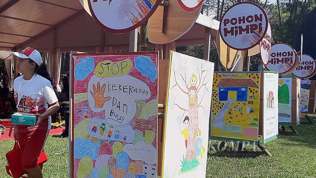 Ilustrasi-Anak-anak melintas di depan pohon mimpi yang berisi seruan stop kekerasan pada anak-anak. Itu menjadi satu bagian peringatan Hari Anak Nasional 2018 di Kebun Raya Purwodadi, Pasuruan, Jawa Timur, beberapa waktu lalu.