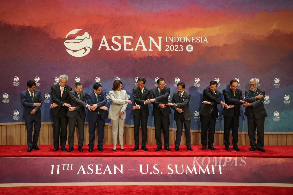 Wakil Presiden AS Kamala Harris (kelima dari kiri) berfoto bersama dengan para pemimpin ASEAN, termasuk Presiden Joko Widodo (tengah), sebelum memulai KTT ke-11 ASEAN dan Amerika Serikat di Jakarta, Rabu (6/9/2023).