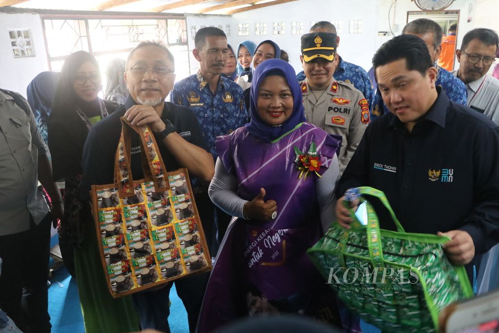 Menteri Perdagangan Zulkifli Hasan (kiri) dan Menteri Badan Usaha Milik Negara Erick Thohir (kanan) mengunjungi tempat pembinaan usaha mikro, kecil, dan menengah Tan Collection, di Kota Binjai, Sumatera Utara, Selasa (17/1/2023).