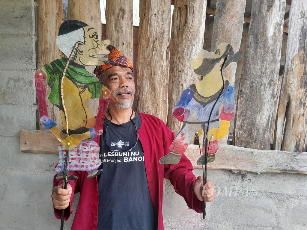 Juma'ali, the Wolak-Walik wayang maker and his puppet figures, Saturday (16/3/2024).