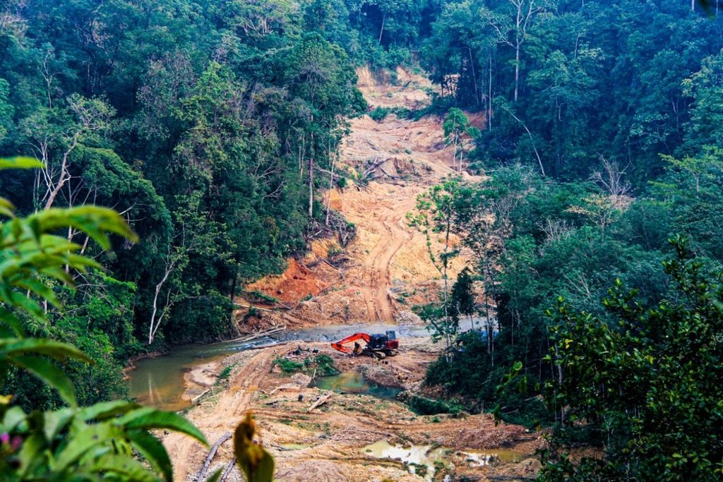 Aktivitas tambang emas ilegal di tepi Sungai Limun, Desa Lubuk Bedorong, Kecamatan Limun, Kabupaten Sarolangun, Jambi, Minggu (29/11/2020), menyebabkan sungai berwarna keruh. Penegakan hukum harus cepat dilakukan demi menyelamatkan ekosistem hutan tersisa. 