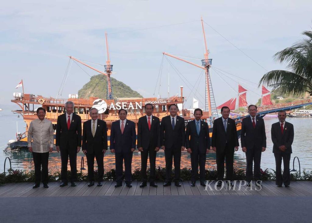 Para pemimpin ASEAN berfoto bersama dengan latar belakang kapal pinisi di Labuan Bajo, Kabupaten Manggarai Barat, Provinsi Nusa Tenggara Timur, Rabu (10/5/2023).