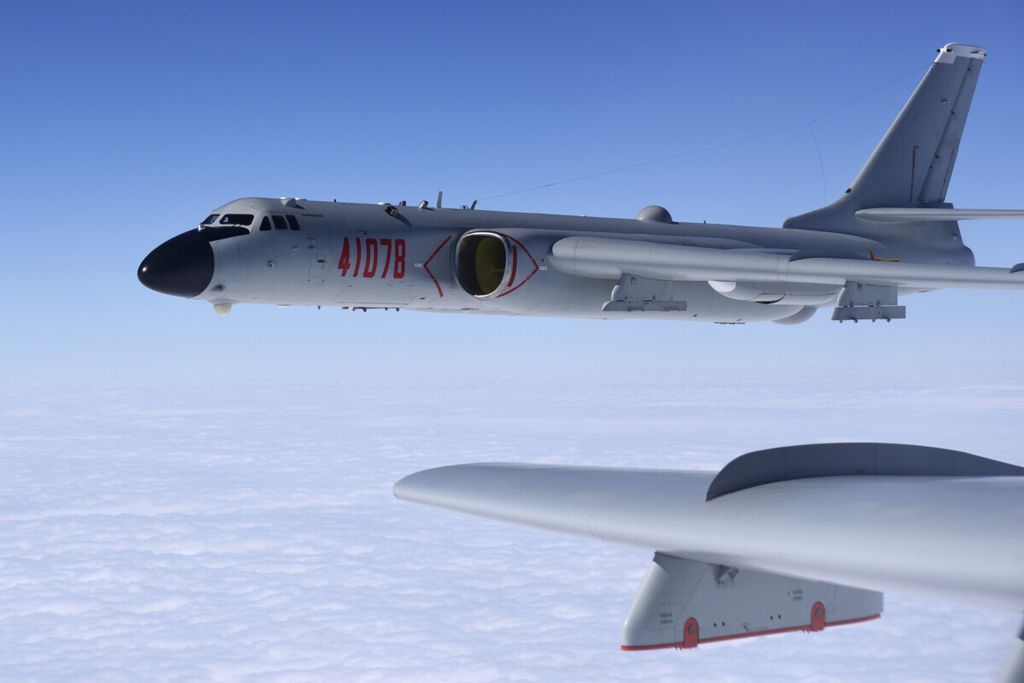 Foto yang dirilis oleh Xinhua pada 23 November 2017 menunjukkan pesawat pengebom China H-6K berpatroli di atas Laut China Selatan. Lewat armada laut dan udara, China menunjukkan kehadirannya di sejumlah kawasan Pasifik. 