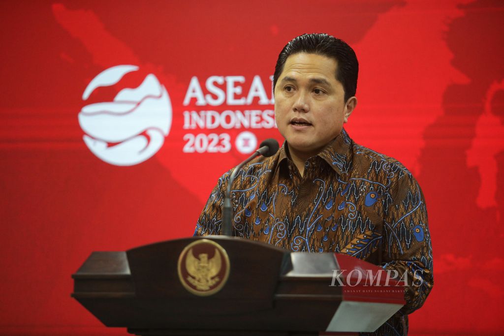 Ketua Umum PSSI Erick Thohir memberikan keterangan terkait pertemuannya dengan Presiden Joko Widodo di Istana Kepresidenan Jakarta, Jumat (31/3/2023). 