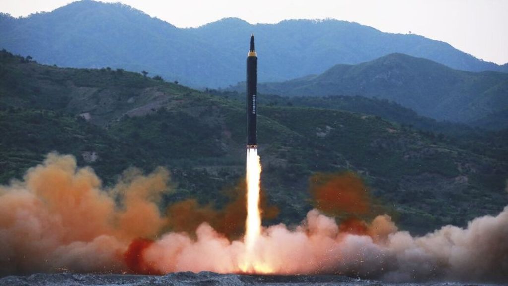 Foto yang disebarluaskan Pemerintah Korea Utara, Minggu (14/5/2017), memperlihatkan rudal balistik tipe baru, Hwasong-12, yang selesai direkonstruksi. Korut menyatakan, uji coba peluncuran roket balistik jarak menengah-jauh yang mampu membawa hulu ledak nuklir itu sukses. 