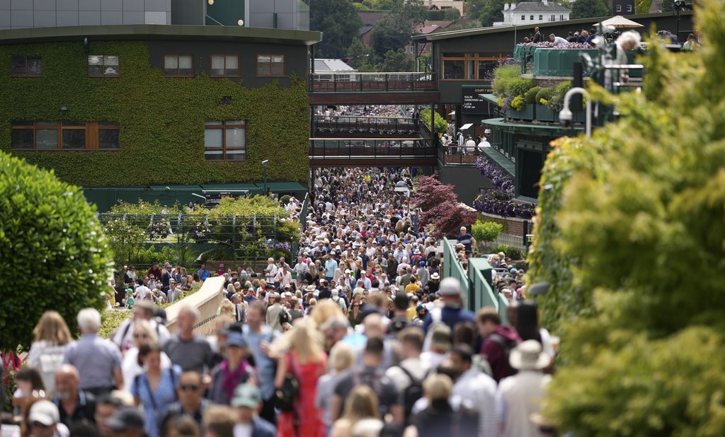 Suasana di arena kejuaraan tenis Grand Slam Wimbledon, Sabtu (2/7/2022). 