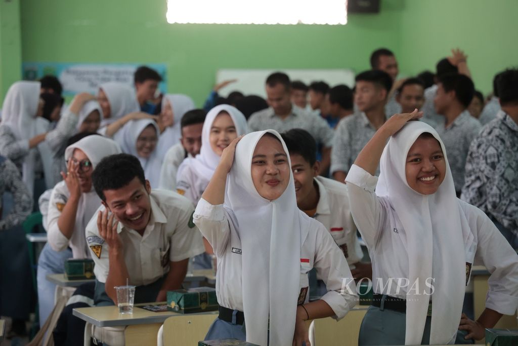 Anggota Komisi Pemilihan Umum Lebak melakukan sosialisasi kepada pemilih mula di SMKN 1 Lebak, Banten, Selasa (19/9/2023). Sosialisasi ini merupakan rangkaian dari Kirab Pemilu 2024 yang merupakan program KPU yang berlangsung sejak 14 Januari 2023 atau satu tahun menjelang pemungutan suara. 