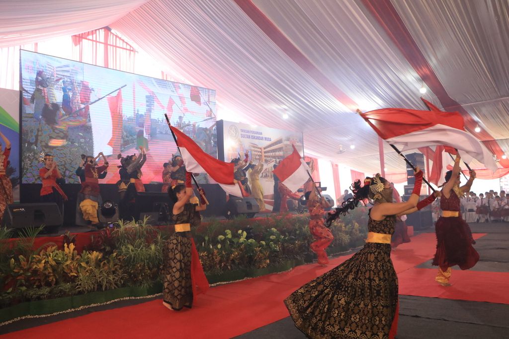 Siswa-siswi Yayasan Perguruan Sultan Iskandar Muda mengikuti acara festival keberagaman dalam peresmian peletakan batu pertama gedung Universitas Satya Terra Bhinneka dan gedung SMK di Medan, Sumatera Utara, Kamis (25/8/2022).