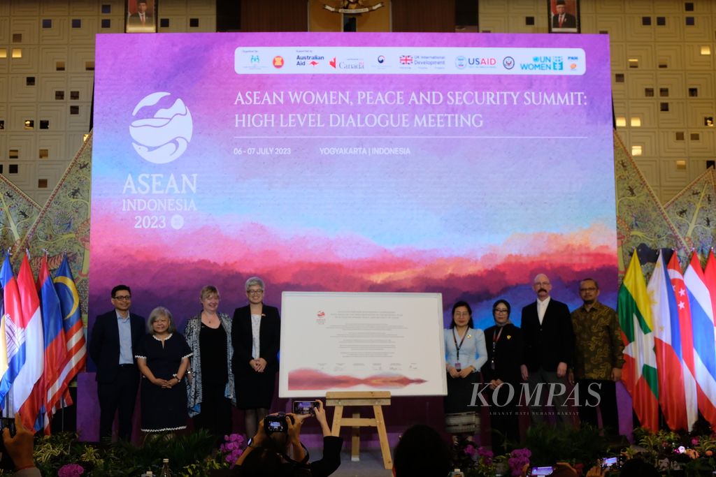 Suasana Konferensi Tingkat Tinggi (KTT) Perempuan, Perdamaian, dan Keamanan ASEAN hari kedua yang diadakan di Yogyakarta, Jumat (7/7/2023). Konferensi ini membahas keterlibatan perempuan dalam agenda perdamaian dan keamanan.