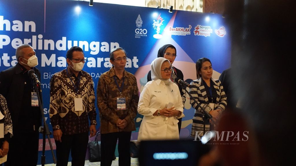 Kepala Badan Pengawas Obat dan Makanan (BPOM) Penny Lukito (depan) saat memberikan keterangan pers setelah mengadakan pertemuan di Jakarta, Selasa (7/6/2022). Pertemuan dengan sejumlah pihak tersebut membahas regulasi pelabelan Bisphenol-A.