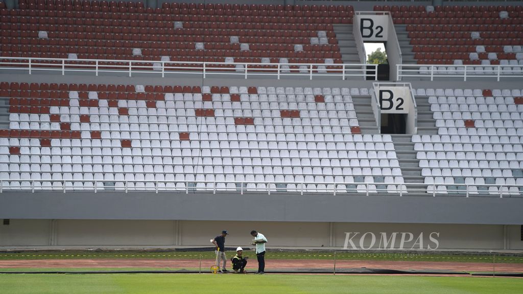 FIFA representatives (right) carry out the final inspection of the readiness of the U-20 World Cup at the Gelora Sriwijaya Jakabaring Stadium (GSJ), Palembang, South Sumatra, Thursday (23/3/2023).