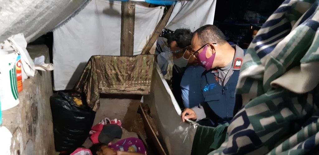 Petugas sensus berupaya membangunkan warga yang tertidur di gubuknya, di Kali Krukut, Tanah Abang, Jakarta Pusat, pada Senin (28/9/2020), untuk pengumpulan data