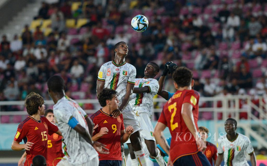 Pemain Mali, Issa Traore, berusaha menahan bola dari tendangan pojok saat menghadapi Spanyol pada laga Piala Dunia U-17 2023 di Stadion Manahan, Kota Surakarta, Senin (13/11/2023). Pada laga tersebut Spanyol menang dengan 1-0 atas Mali. 
