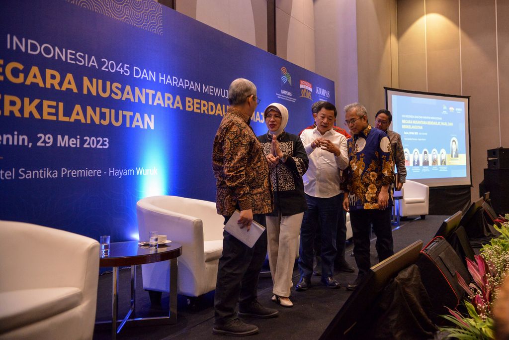 Para pembicara saling berbincang setelah foto bersama di acara Forum Group Discussion Bappenas bekerjasama dengan Harian Kompas di Hotel Santika Hayam Wuruk, Jakarta Barat, Senin (29/5/2023). 