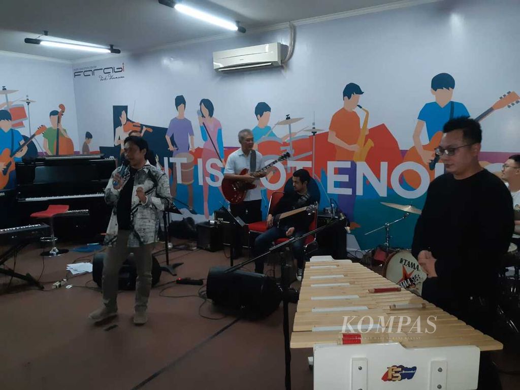 Dwiki Dharmawan (kiri) didampingi beberapa musisi dalam negeri di Jakarta, Senin (20/6/2022), menjelaskan lagu-lagu yang akan dibawakannya dalam 1st International Moonjune Music Festival.