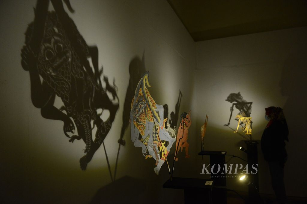 Sejumlah wayang tentang setan dalam kelompok Pasetran Gandhamayit ditampilkan dalam pameran Jayengtilam di Museum Sonobudoyo, Yogyakarta, Senin (23/11/2020). Pameran ini digelar untuk mengangkat kembali kejayaan tradisi lisan yang hidup di masyarakat. Pameran temporer ini berlangsung hingga 30 Desember 2020.